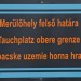 Informační tabule u potápěčské základně DEEPEXu. 