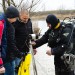Gábor Mezei (třetí zleva) a Robert připravují kameru pro její umístění pod vodu.