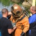 Zavěšení závaží a záložní láhve na poutka peleríny přilby.