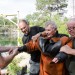 Do obleku mi pomáhají, zleva: Ulf Barthel, Jirka Lukš a Jarda Knotek.