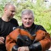 Do obleku mi pomáhají, zleva: Ulf Barthel, Jirka Lukš a Jarda Knotek.