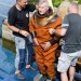 Úprava těsnícího pryžového lemu na pelerínu přilby.