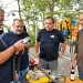 Zleva: Franta Svoboda, Milan Nachtigal, Mirek Lukáš a Honza Matoušek u vyvážené automatiky Saturn.