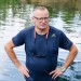 Ulf Barthel čeká na dalšího zájemce o potápění přílbovém skafandru.
