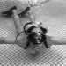 Na fotografii Františka Bindera: Ladislav Bulva při potápění v bazénu v roce 1973.