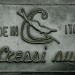Detail štítku s logem a názvem výrobce masky.