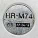 Štítek na předním víku automatiky HR-M74 s názvem a výrobním číslem.