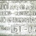 Štítek na desce přístroje s označením výrobce, státu a výrobního čísla.