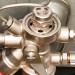 Detail upraveného přetlakového ventilu. Do matice a opěrky pružiny jsou navrtány díry pro odtok vody nad pružinou.