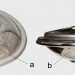 Přetlakový ventil, v otvoru je vidět silnější pružinu (a), spodní část disku ventilu s vystrčenou tlačkou jehly (b).