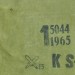 Detail vnitřní strany krytky oblékacího nástavce s označením velikostí obleku číslicí „1“, rokem výroby 1965, pořadovým číslem obleku 59 a krycím číslem výrobce 5044.