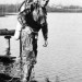 Štěrkoviště v Šuranech v únoru 1967. Dušan Šuráni v plovacím potápěčském obleku PPO a s potápěčským přístrojem REKORD. 