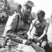 Šurany, mrtvé rameno Nitry, v květnu 1968. Na člunu Dušan Šuráni v plovacím potápěčském obleku PPO a s přístrojem PL-40. V pozadí Dezidér Németh. 