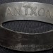 Ve středu dvojitého upínacího pásku je vylisovaný název výrobce – ANTXON